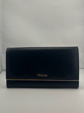 #R8  Prada Black Saffiano Lux Metal Bar Flap (Retail $1,420 CAD) Wallet